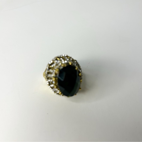Elegant Green and Gold Statement Ring - Picture 3 of 6